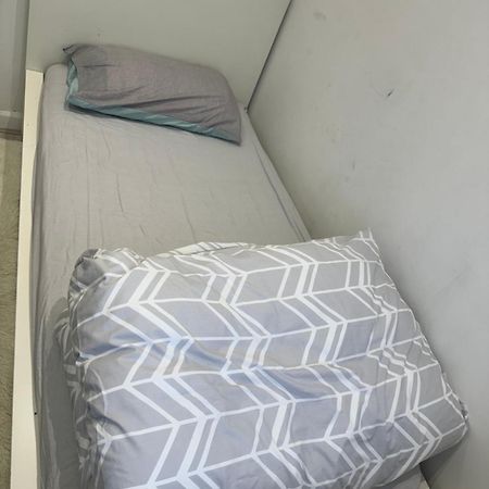 Single Room Canvey Island Bagian luar foto